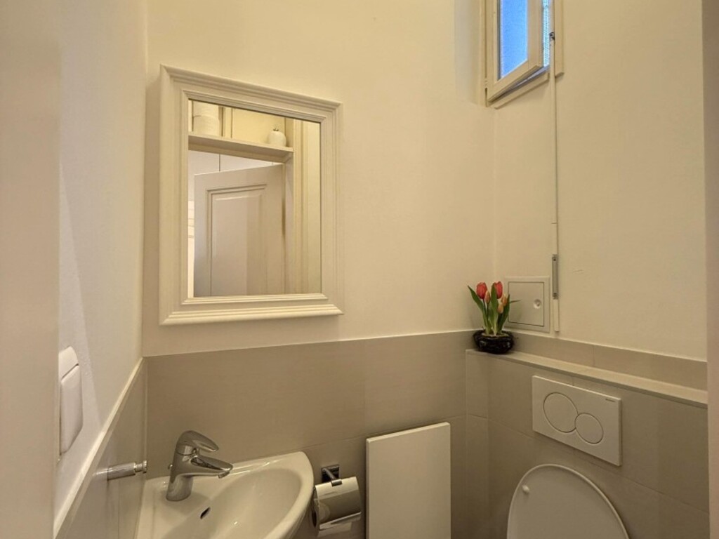 Toilette getrennt vom Bad