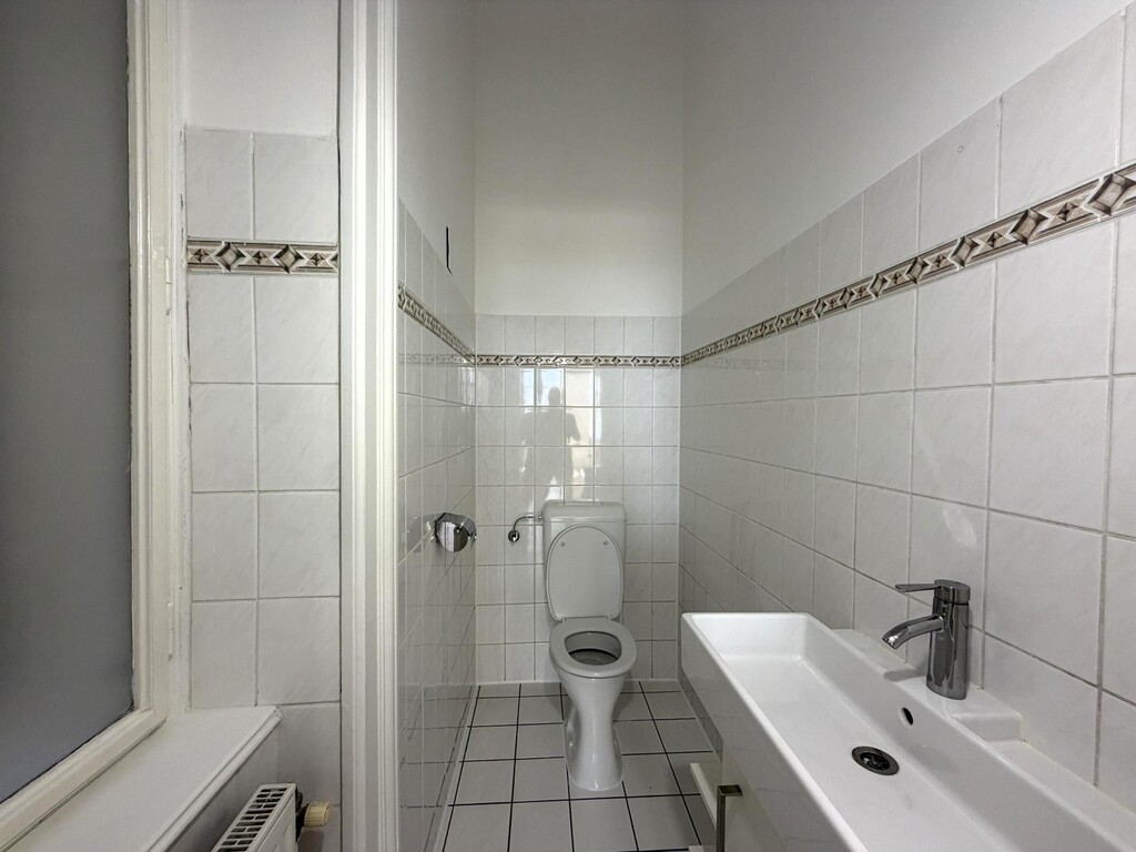 Toilette mit Fenster in den Lichthof