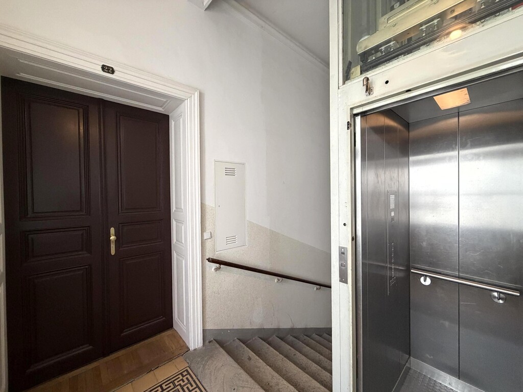 Stiegenhaus mit Lift/Wohnungseingang