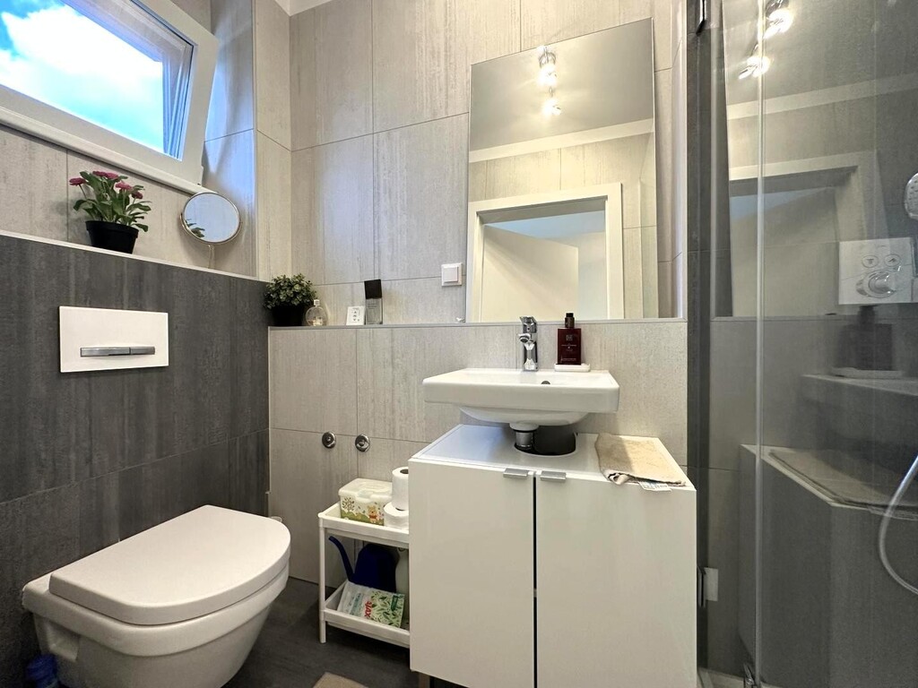 Gästebad (1/2)  mit Dusche, HWB und Toilette