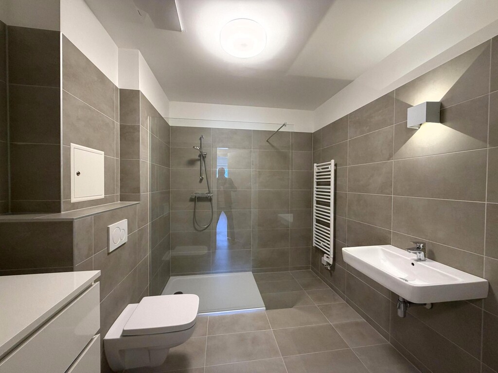 Bad 2 von 2 mit WC und Walk-In-Dusche