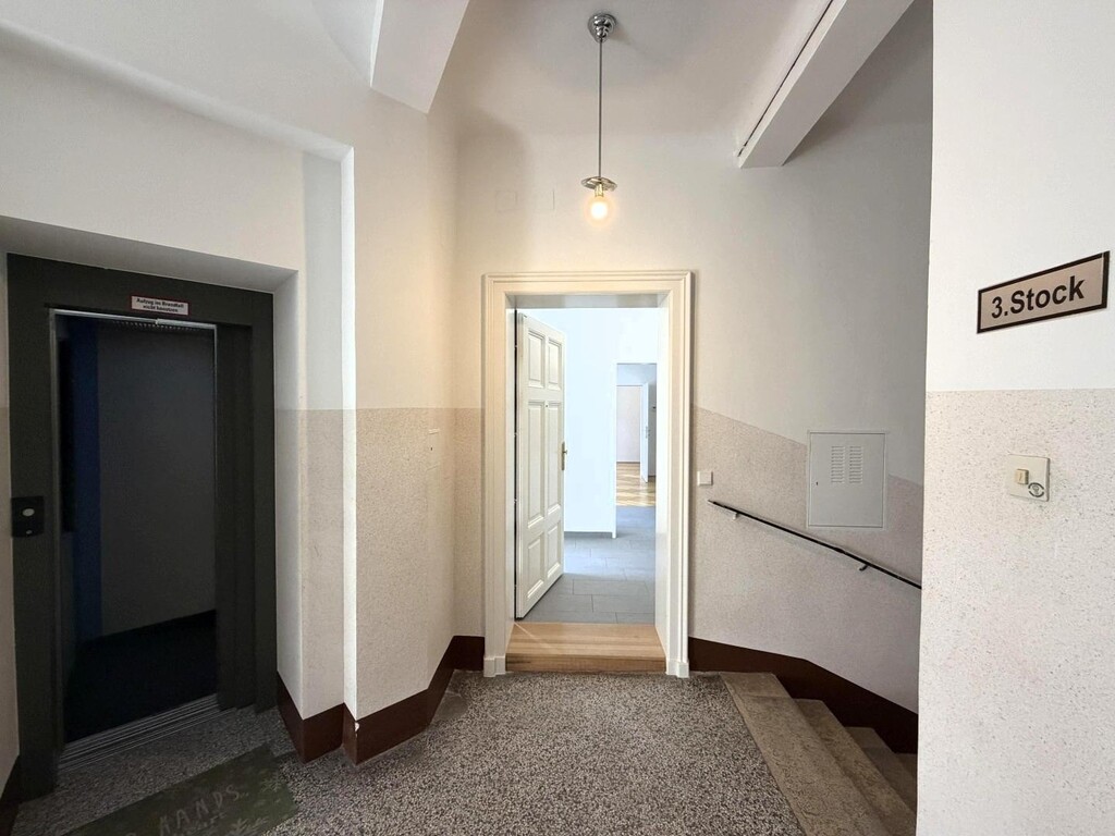Stiegenhaus/Lift/Wohnungseingang