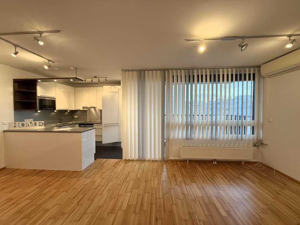 Wohn-/Essküche, klimatisiert/Deckenleuchten