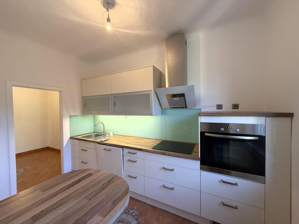 Küche im eigenen Raum mit Esstisch