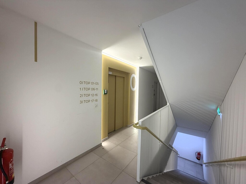 Modernes Stiegenhaus mit Lichtkonzept
