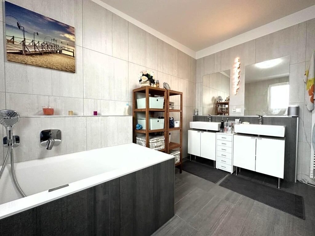 Bad (2/2)  mit Wanne, Du, WC, WB, Handtuchtrock