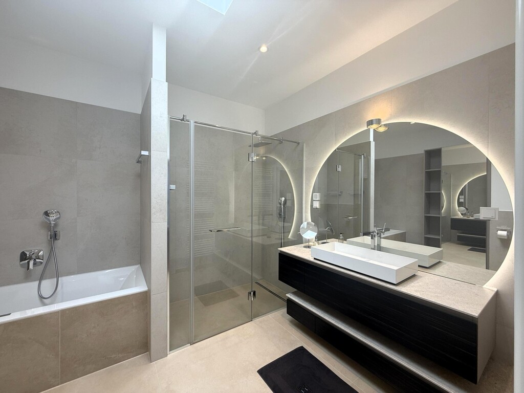 en Suite Bad mit Du, Wanne, WC, Lichtspiegel,Spots