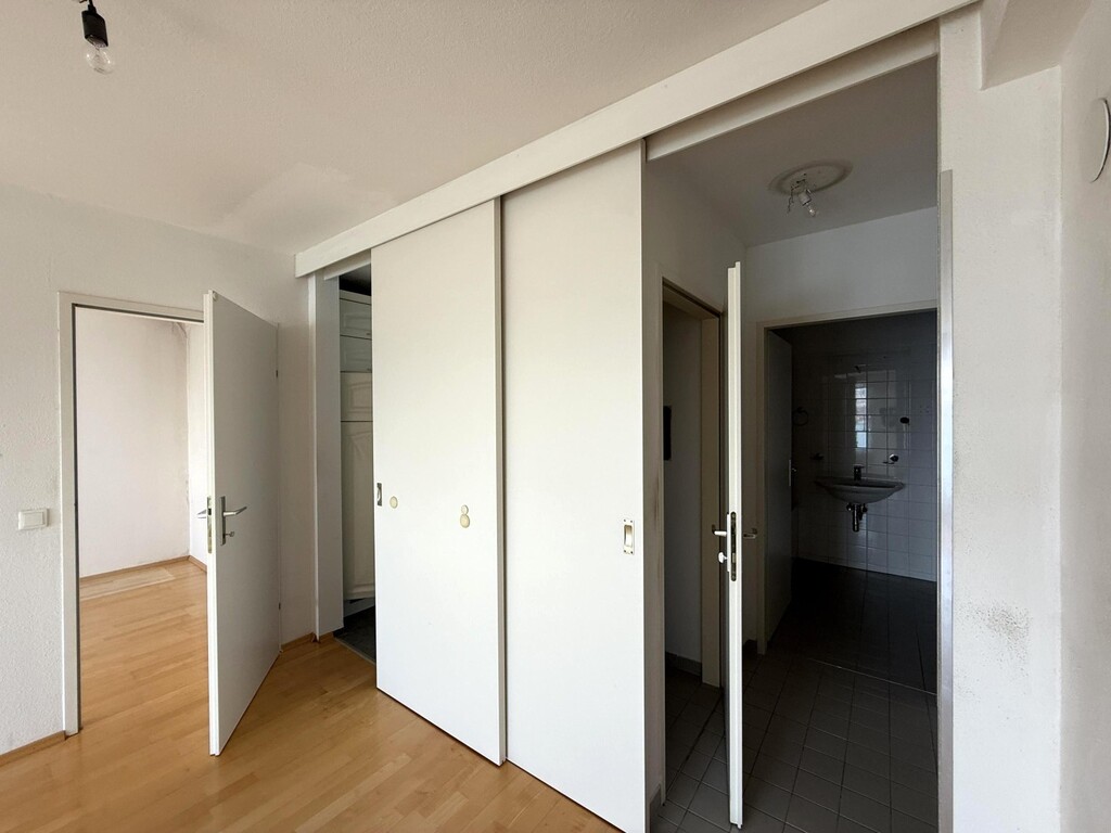Wohn-/Esszimmer - Blick ins Bad