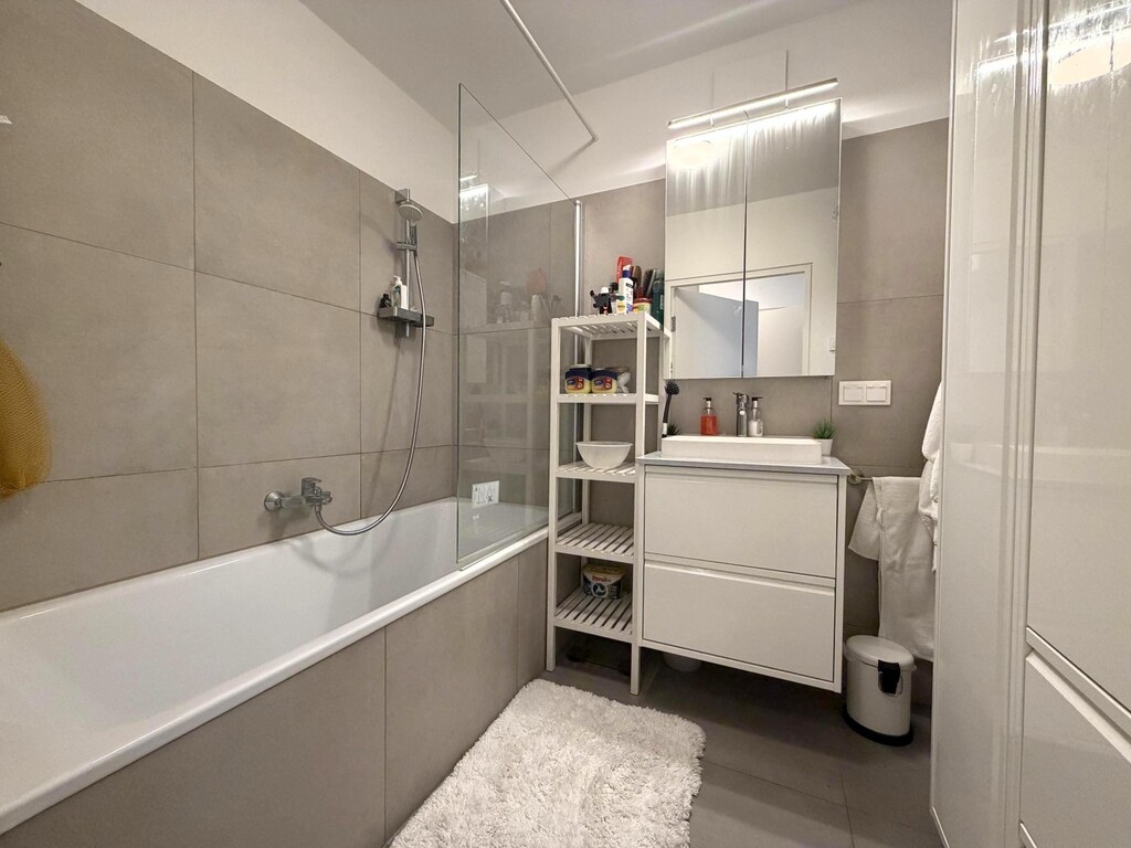 Badezimmer mit Wanne und Glaswand