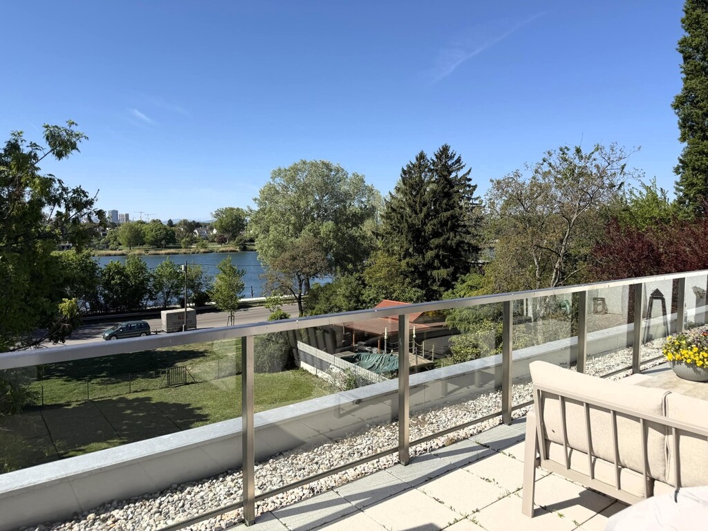 Terrasse 1 von 2 mit Blick auf die alte Donau