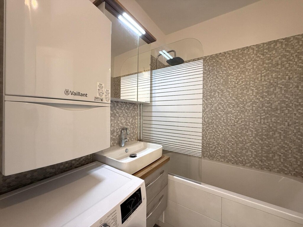 Bad mit Wanne, WB, Unterkasten, Leuchtspiegel + WM