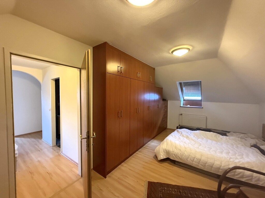 DG/Schlafzimmer mit Einbauschrank