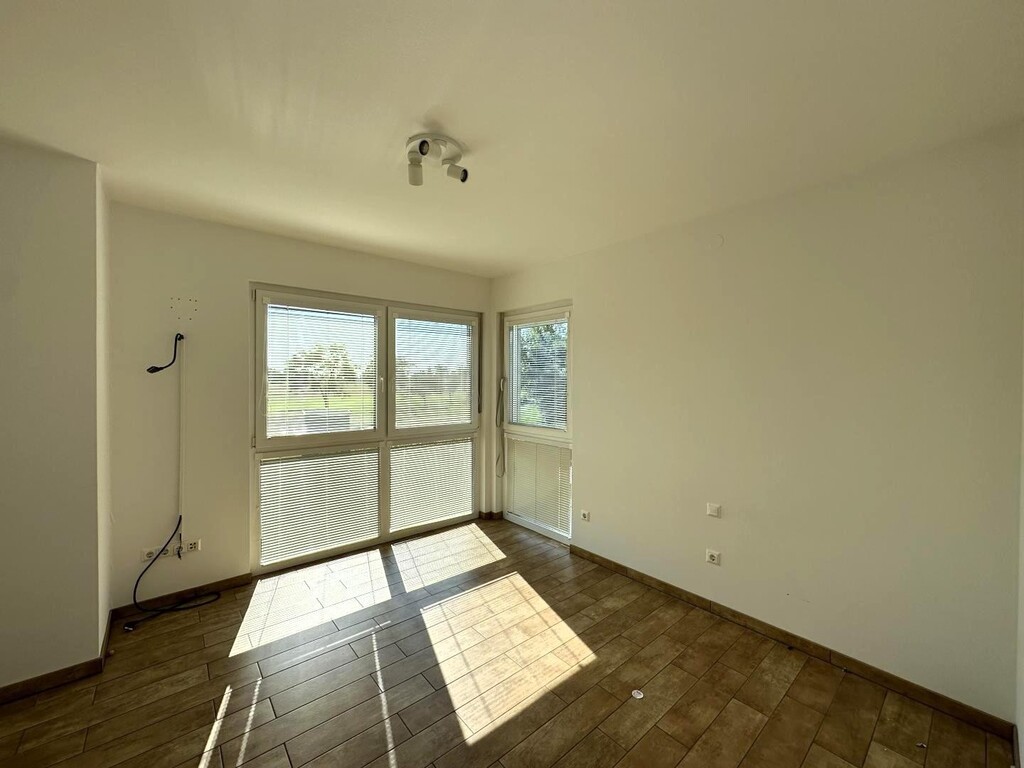 Schlafzimmer 1 von 3 mit Blick zum Golfplatz