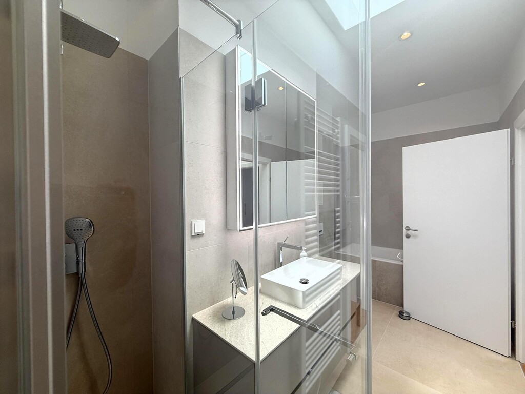 Junior Badezimmer mit Du, Wanne, Leuchtspiegel