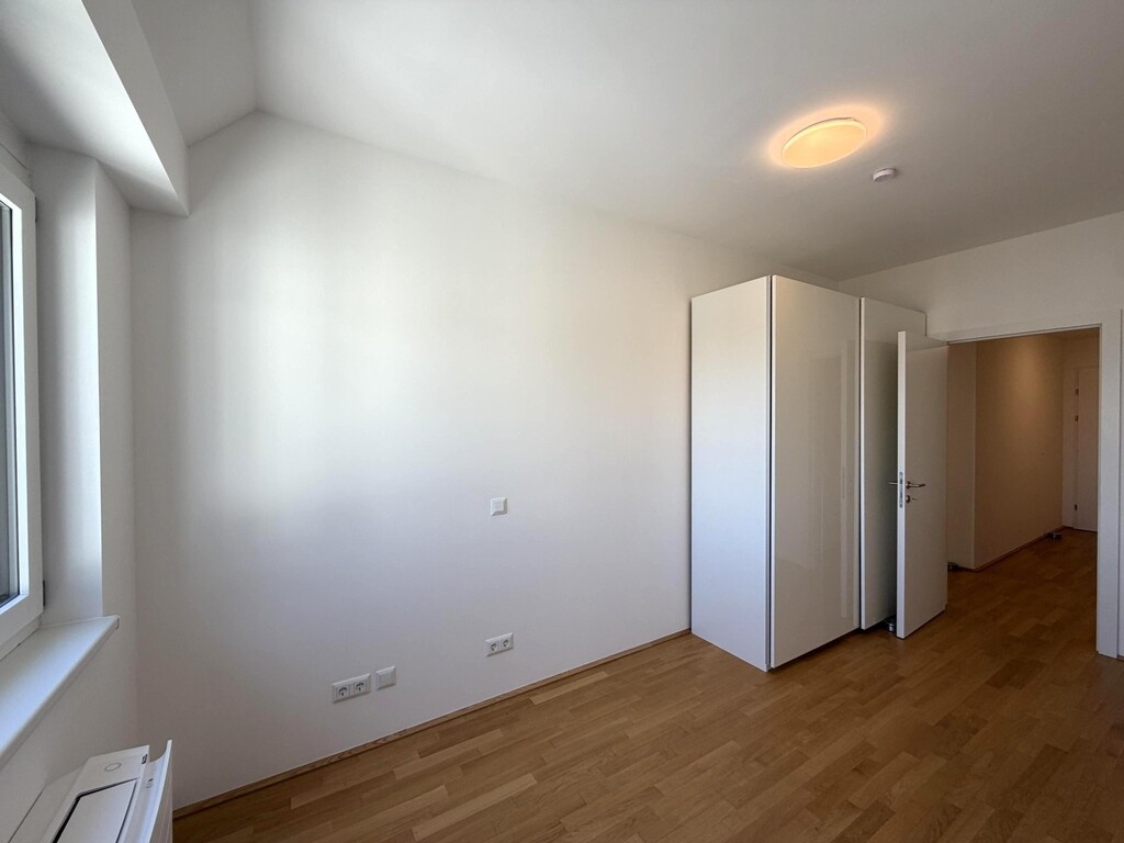 Schlafz.4/4, klimat., mit Kleiderschrank