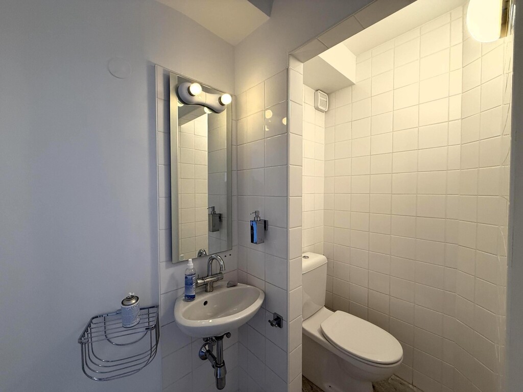 Gästetoilette mit Vorraum und Handwaschbecken