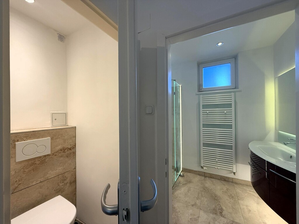 Toilette getrennt vom Bad/Badezimmer