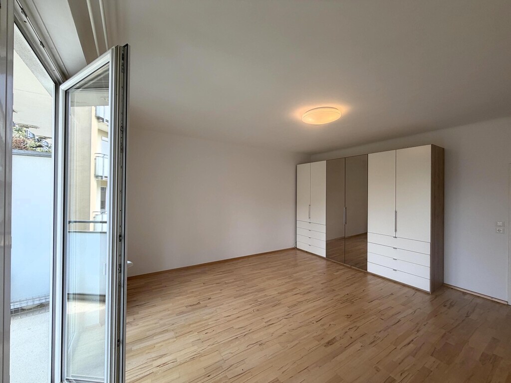 Masterbed mit angesch. Loggia und Kleiderschrank