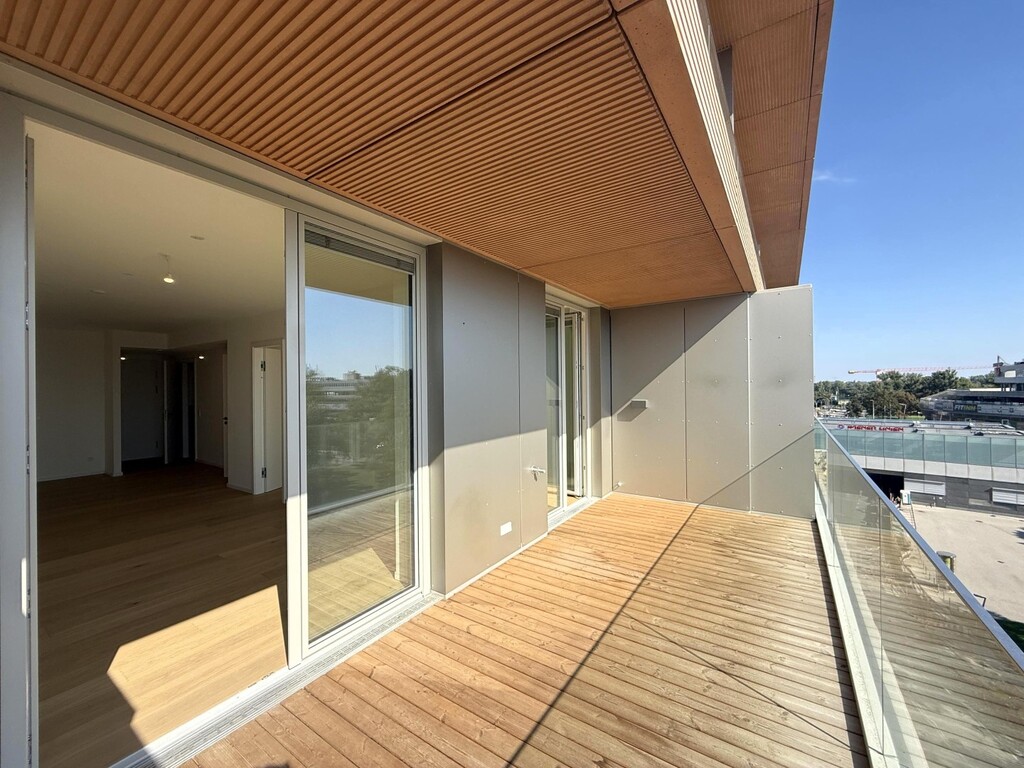 teilweise überdachter Balkon