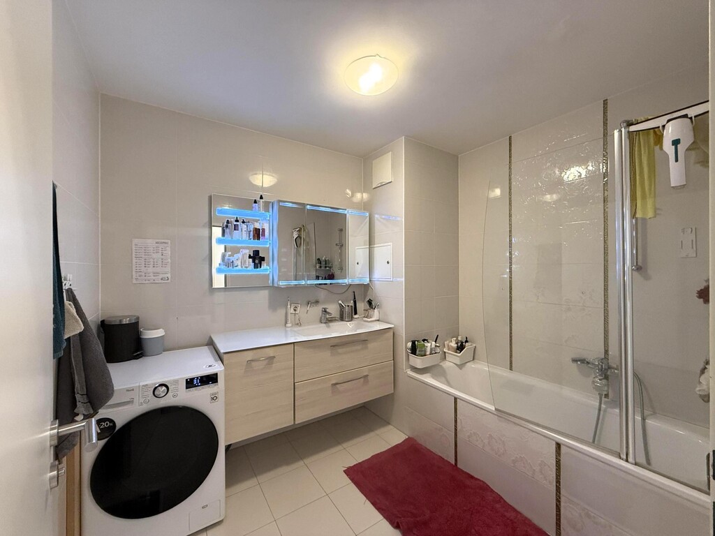 Badezimmer mit Wanne, WM-Anschluss