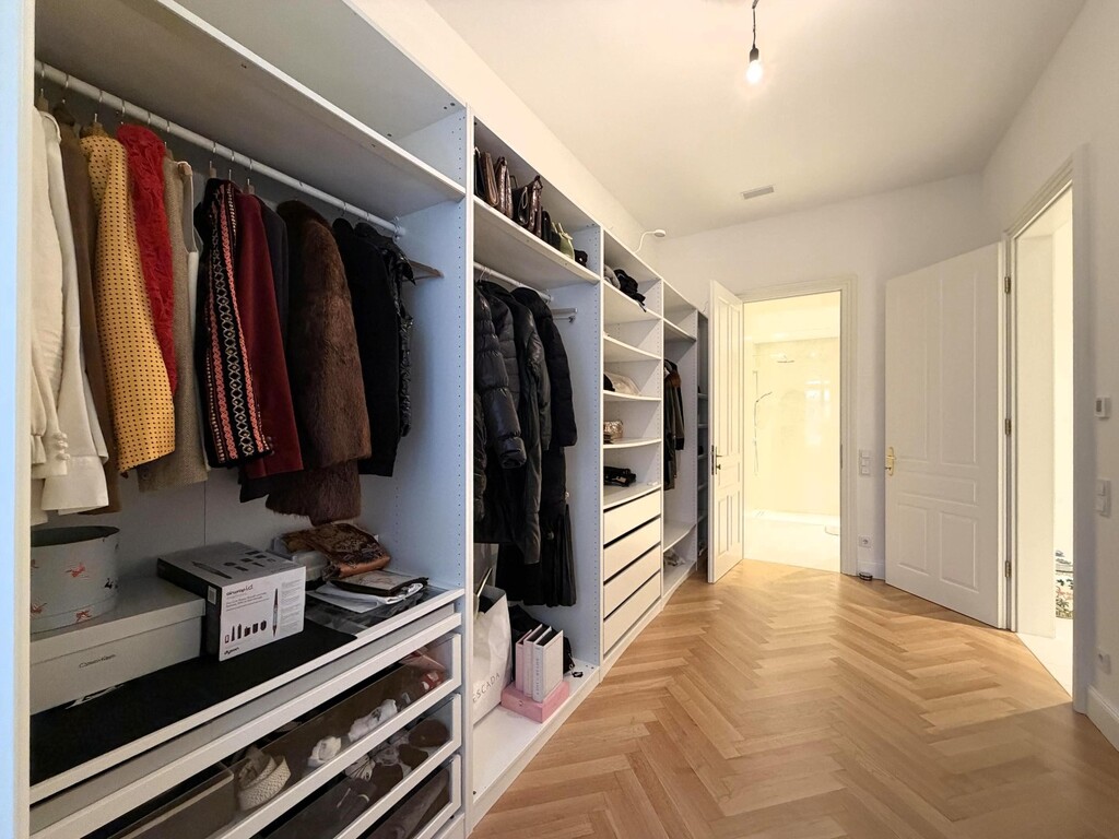 Zimmer mit Garderobe und Bad en Suite