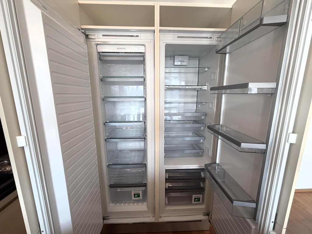 Wohn-/Essküche/Detail Kühl+Tiefkühlschrank