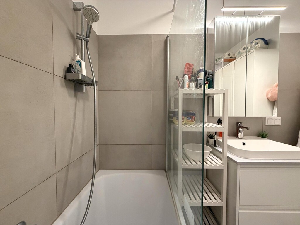 Badezimmer mit Wanne und Glaswand