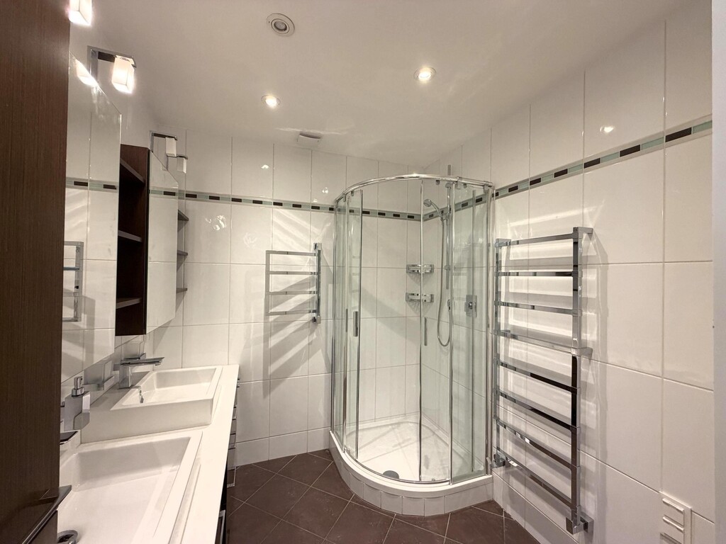 Bad mit Dusche und WM/WT-Anschluss