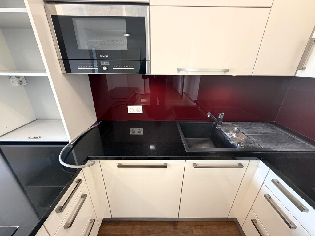 Wohn-/Essküche/Detail-MW+Waschspüle