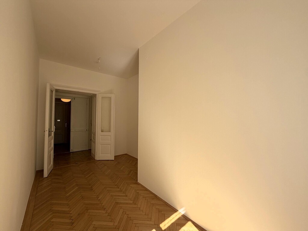 Wohnungseingang/Flur/Blick ins Zimmer 1 von 5