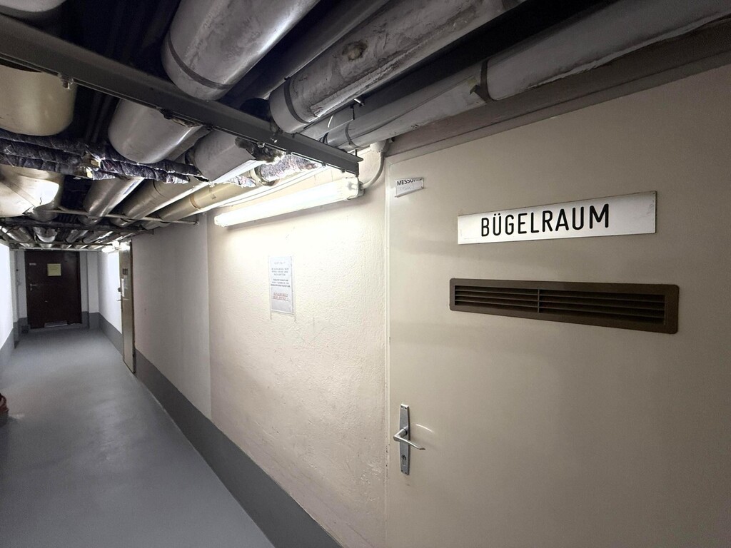 gem.Bügelraum mit Roll-Bügelmaschinnen