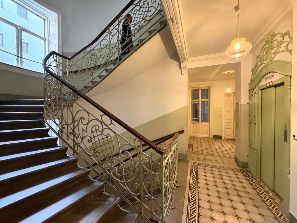 Repräsentatrives Stiegenhaus mit Aufzug