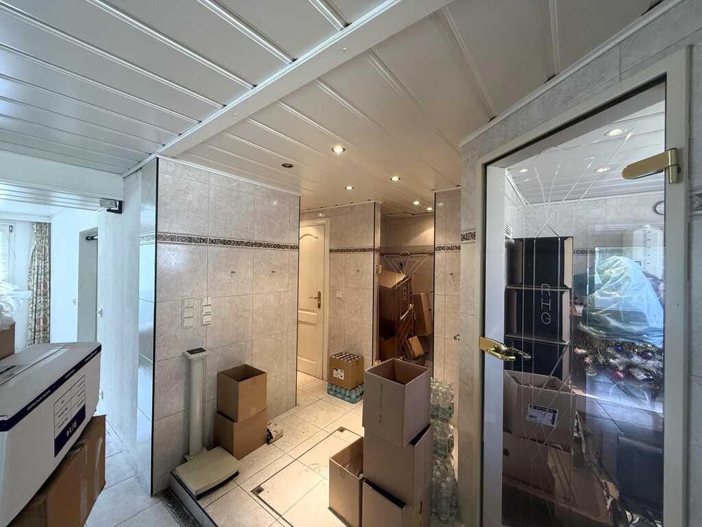 Wellnessbereich mit Jacuzzi, Sauna, Du, WC + Gard.