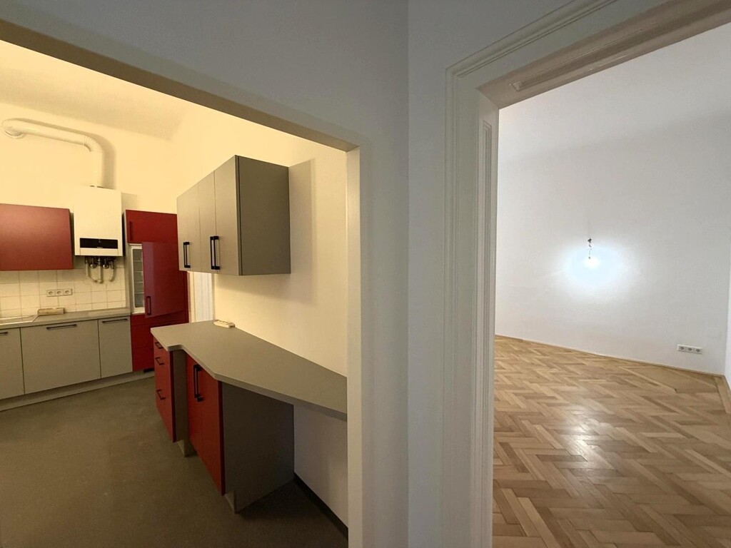 Flur// Küche/Innenhofseitiges Büro 4 von 7