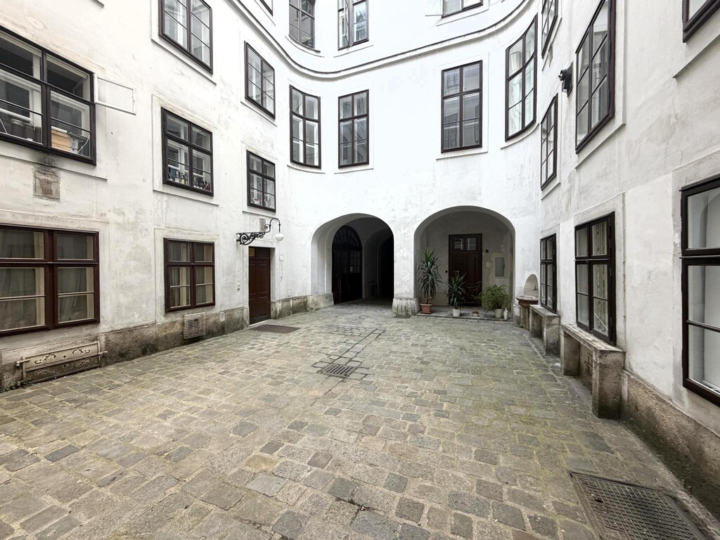 Altbauinnenhof/Eingang Wohnhausanlage