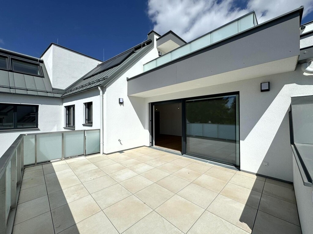 teilweise überdachte Terrasse