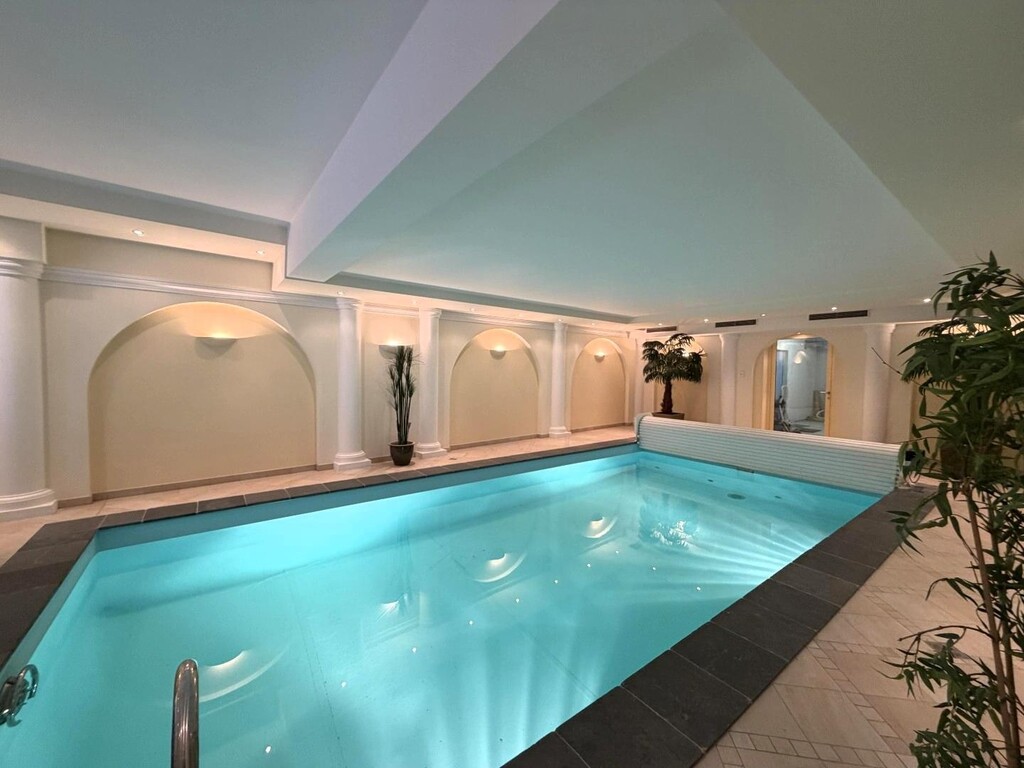 KG - Indoorpool mit Ausgang in den Garten