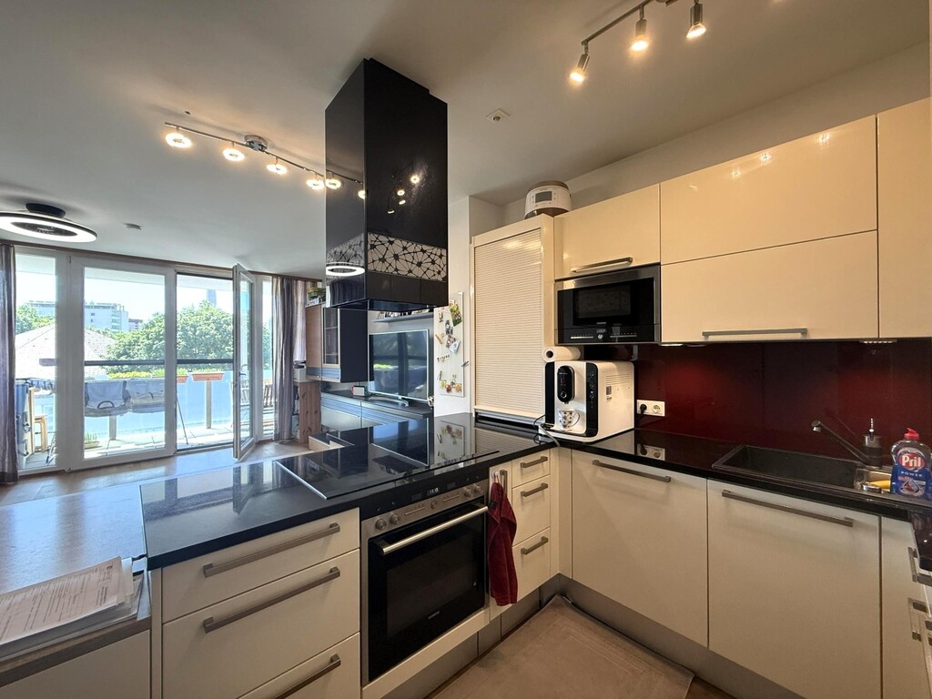 Living mit Designerküche und Geräte von Siemens