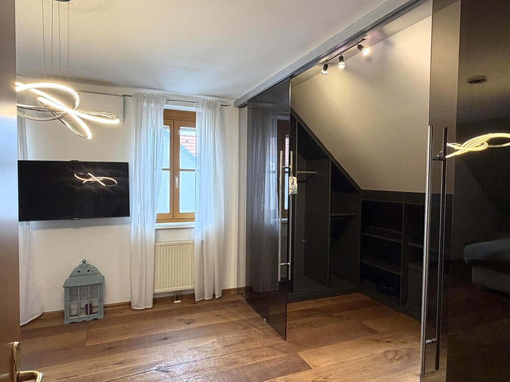 DG/Schlafzimmer, kimatisiert mit Schrankraum
