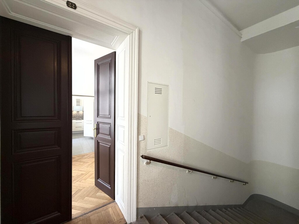 Stiegenhaus mit Lift/Wohnungseingang
