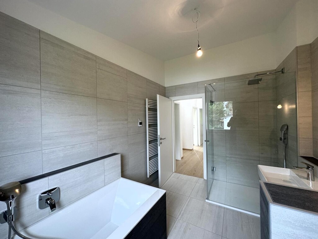 OG/Bad mit Wanne, Du, Doppel-WB, WC + Handtuchtr