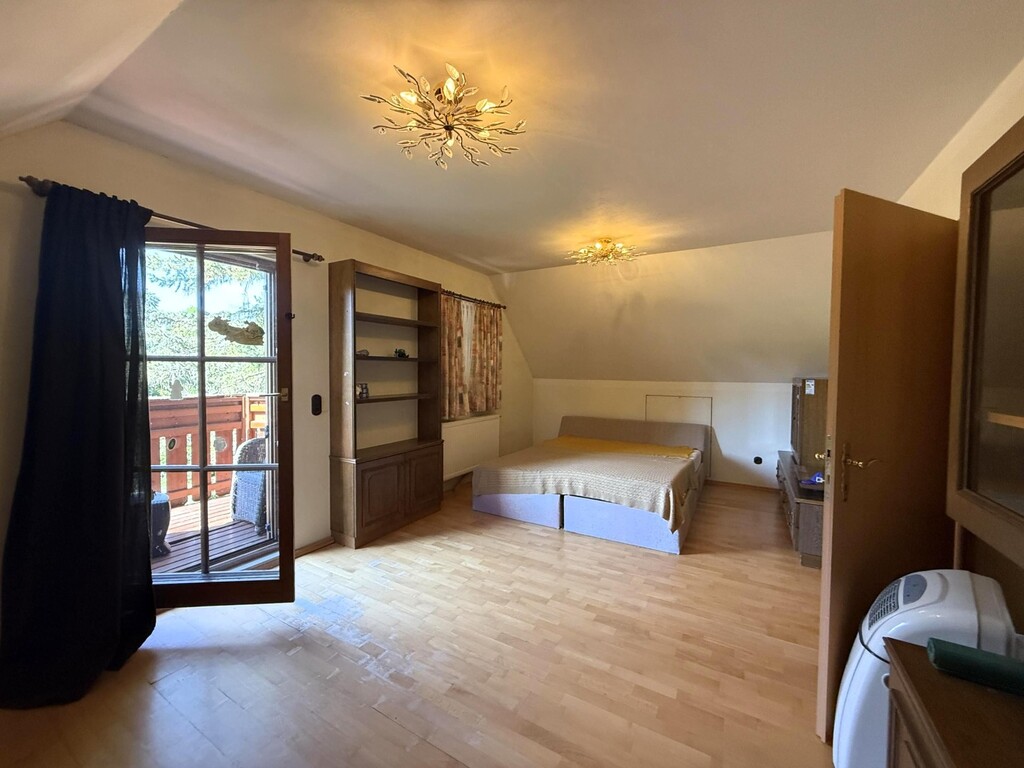 Schlafzimmer 3 von 3 mit Balkon im DG
