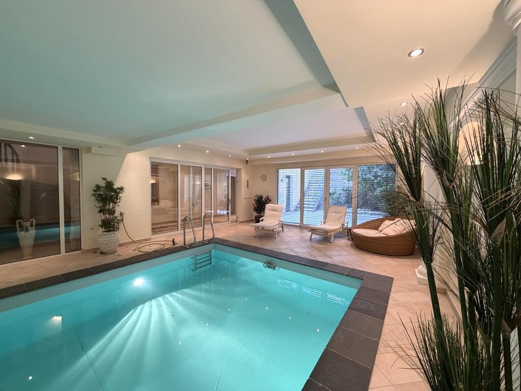 KG/Indoorpool mit Ausgang in den Garten