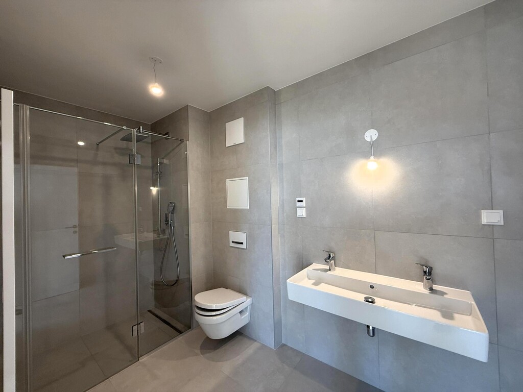 Bad mit Du, Doppel-WB, WC + Handtuchtr.