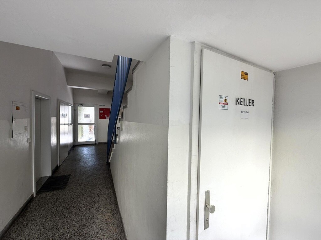 Abgang ins Kellergeschoss zu den Kellerabteil