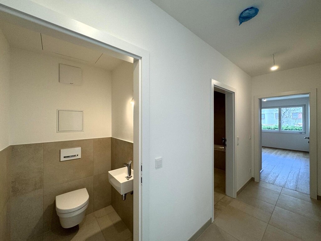 Vorraum, Blick ins Gäste-WC, Bad, SZ