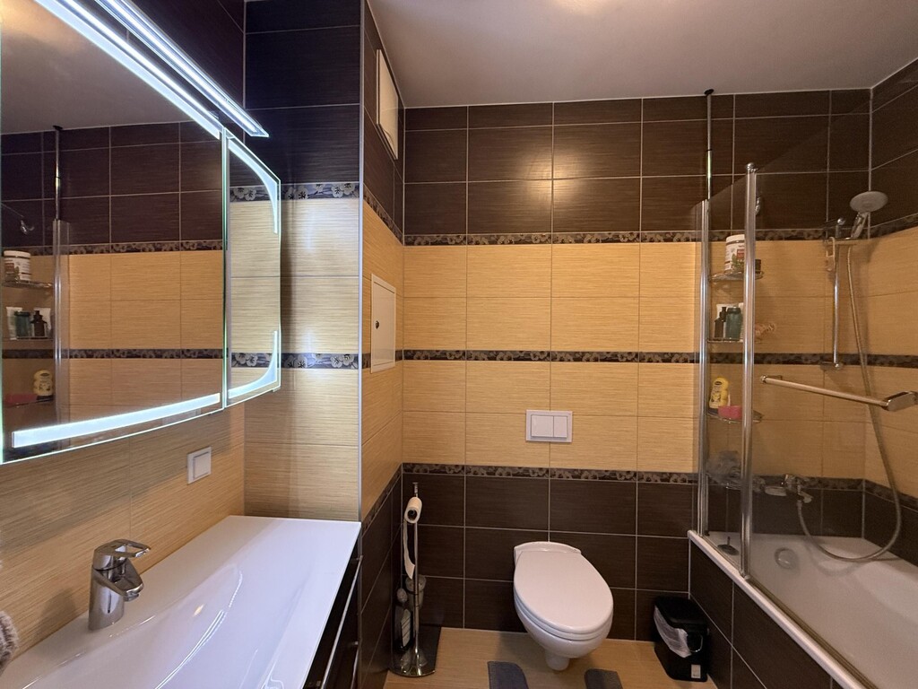 Bad 2 von 2 mit Wanne, WC, Handtuchtrockner