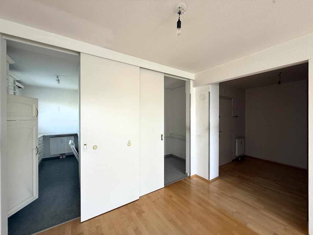 Wohn-/Esszimmer - Blick in die Küche, Bad, Eing.