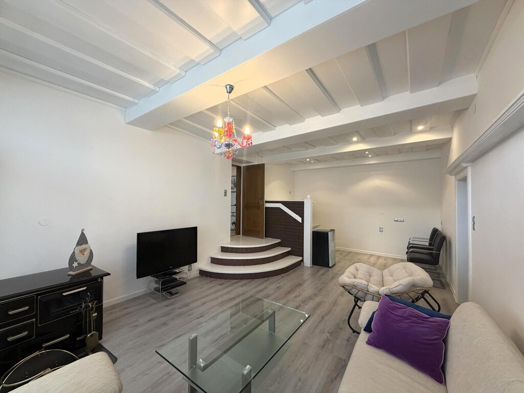 EG/Zimmer mit Küchenanschlüsse