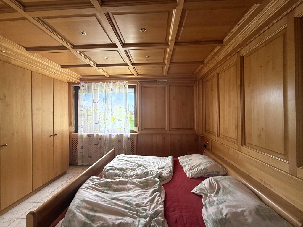OG 1/Schlafzimmer im Holzdesign und Einb.Schrank